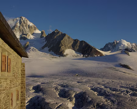 L'aiguille du Chardonnet et l'aiguille Verte au crépuscule, du refuge Albert Ier L'aiguille du Chardonnet et l'aiguille Verte au crépuscule, du refuge Albert Ier