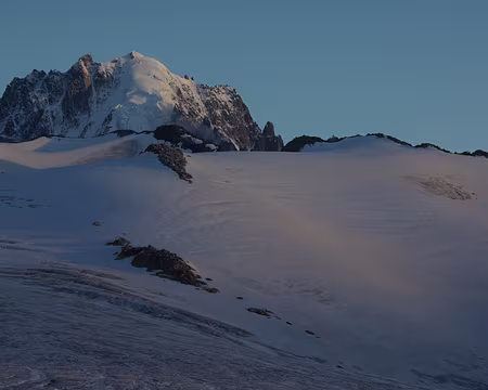L'aiguille Verte et le glacier du glacier du Tour au crépuscule, du refuge Albert Ier L'aiguille Verte et le glacier du glacier du Tour au crépuscule, du refuge Albert Ier