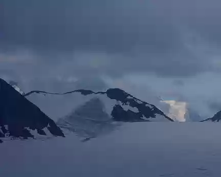Progression sur le glacier du Tour, vue partielle sur le mont Blanc et l'aiguille du Goûter Progression sur le glacier du Tour, vue partielle sur le mont Blanc et l'aiguille du Goûter