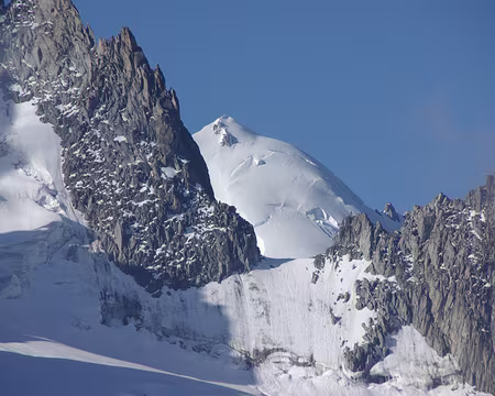 Le sommet de l'aiguille Verte en second plan Le sommet de l'aiguille Verte en second plan
