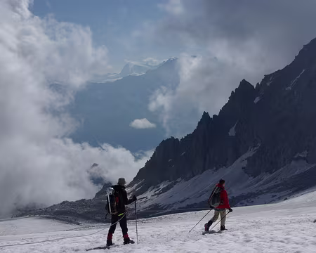 Progression sur le glacier du Trient (au fond : le mont blanc de Cheilon et la pointe du Cervin qui dépasse de l'arête à droite) (après consultation de Google Earth...) Progression sur le glacier du Trient (au fond : le mont blanc de Cheilon et la pointe du Cervin qui dépasse de l'arête à droite) (après consultation de Google...