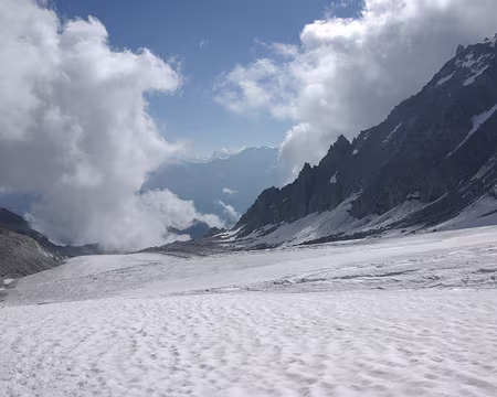 Descente sur le glacier d'Orny (au fond le mont Blanc de Cheilon) Descente sur le glacier d'Orny (au fond le mont Blanc de Cheilon)