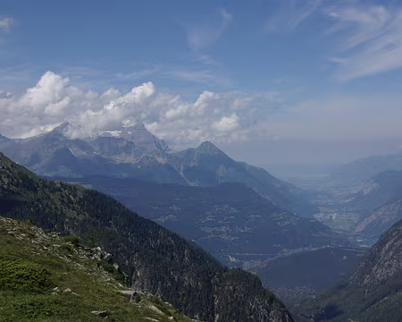 Vue sur la vallée du Rhône et le lac Léman au fond (depuis le télésiège de la Breya) Vue sur la vallée du Rhône et le lac Léman au fond (depuis le télésiège de la Breya)