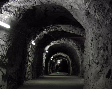 Sentier en tunnel le long du lac de Mauvoisin Sentier en tunnel le long du lac de Mauvoisin