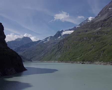 Le lac de Mauvoisin et (au fond à droite) la tour de Boussine (contrefort du Grand Combin) Le lac de Mauvoisin et (au fond à droite) la tour de Boussine (contrefort du Grand Combin)