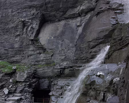 Sentier en tunnel sous une petite cascade Sentier en tunnel sous une petite cascade
