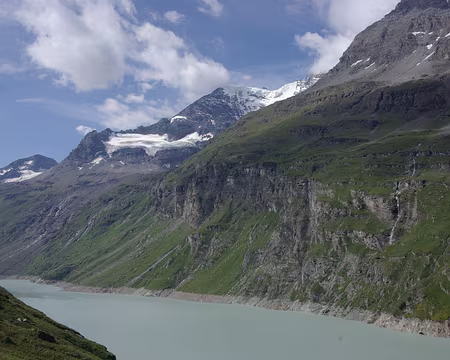 Le lac de Mauvoisin et (au fond à droite) la tour de Boussine (contrefort du Grand Combin) Le lac de Mauvoisin et (au fond à droite) la tour de Boussine (contrefort du Grand Combin)