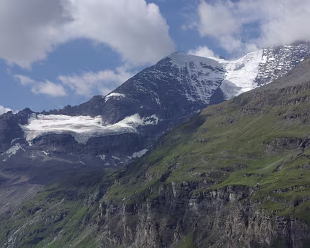 Vue sur la tour de Boussine (contrefort du Grand Combin) Vue sur la tour de Boussine (contrefort du Grand Combin)