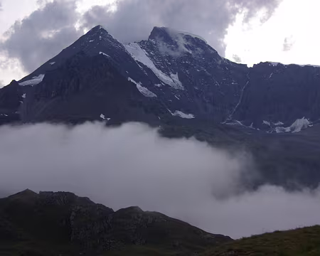 Depuis la cabane Chanrion dans la soirée : à droite le Combin de la Tsessette 4135 m Depuis la cabane Chanrion dans la soirée : à droite le Combin de la Tsessette 4135 m