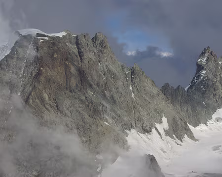 Le mont Collon (à gauche) vu depuis la cabane des Vignettes Le mont Collon (à gauche) vu depuis la cabane des Vignettes