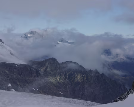 Depuis le col de l'Évêque, vers les aiguilles rouges d'Arolla (la cabane des Vignettes est visible près du centre de la photo un peu vers la gauche) Depuis le col de l'Évêque, vers les aiguilles rouges d'Arolla (la cabane des Vignettes est visible près du centre de la photo un peu vers la gauche)