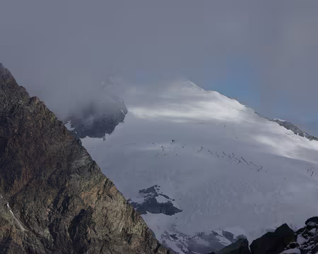 La pente neigeuse du pigne d'Arolla vue depuis le col de l'Évêque La pente neigeuse du pigne d'Arolla vue depuis le col de l'Évêque