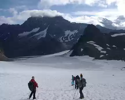 Descente vers le haut glacier d'Arolla (au fond dans les nuages le sommet des Bouquetins) Descente vers le haut glacier d'Arolla (au fond dans les nuages le sommet des Bouquetins)