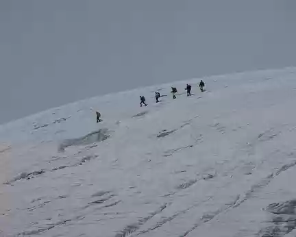 La cordée « concurrente » descendant vers le haut glacier d'Arolla La cordée « concurrente » descendant vers le haut glacier d'Arolla