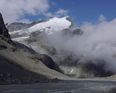 Le pigne d'Arolla 3772 m vu depuis la moraine du haut glacier d'Arolla Le pigne d'Arolla 3772 m vu depuis la moraine du haut glacier d'Arolla