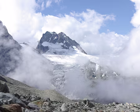 Le petit mont Collon depuis la moraine du glacier de Bertol Le petit mont Collon depuis la moraine du glacier de Bertol