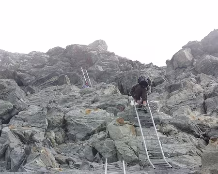 Abordant courageusement les échelles avant le col de Bertol Abordant courageusement les échelles avant le col de Bertol