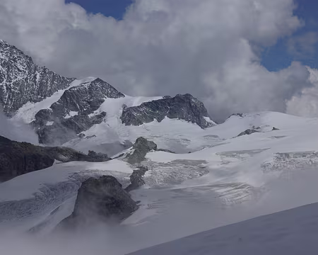La dent Blanche (à gauche) vue du col de Bertol La dent Blanche (à gauche) vue du col de Bertol