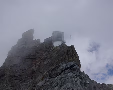 La cabane de Bertol vue du col de Bertol La cabane de Bertol vue du col de Bertol