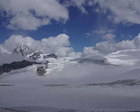 La dent Blanche et Tête Blanche (à l'extrême droite), vues du col de Bertol La dent Blanche et Tête Blanche (à l'extrême droite), vues du col de Bertol