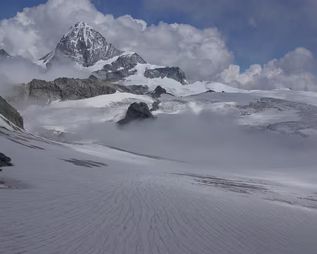 La dent Blanche vue depuis la cabane de Bertol La dent Blanche vue depuis la cabane de Bertol