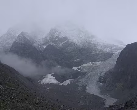 Descente sur Arolla par un temps sinistre Descente sur Arolla par un temps sinistre.