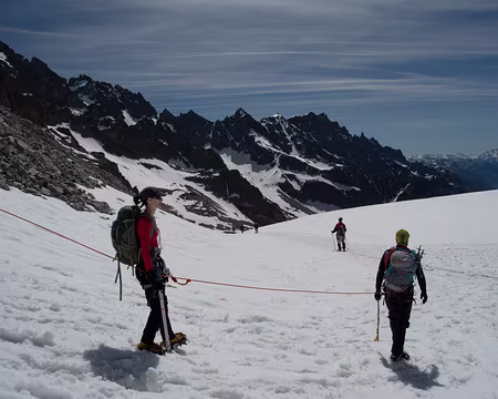 Cordée sur le glacier blanc