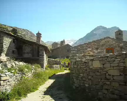 PXL000 Après être partis de Bonneval sur Arc,nous traversons le hameau de l'Echot