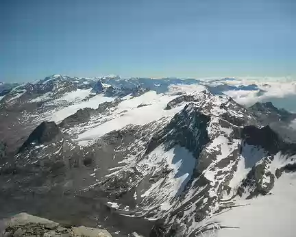 Panorama sur les cimes italiennes, on est à deux pas de la frontière les cimes italiennes, nous sommes à quelques pas de la frontière