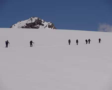 PXL019 L'autre cordée continue sans nous , notre campement étant plus loin