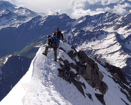 PXL021 Cordée venue du versant suisse (à gauche)