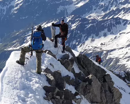 PXL023 ...et notre cordée qui remonte l’arrête finale