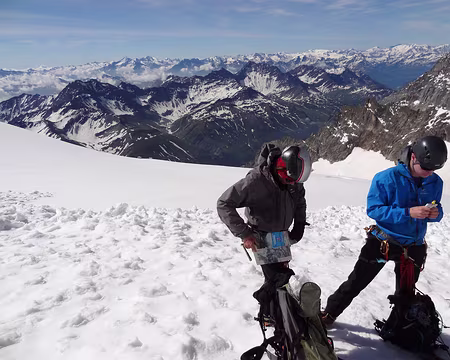 PXL032 Jean replie la carte , le bivouac n'est plus loin ; ça sent la fin !