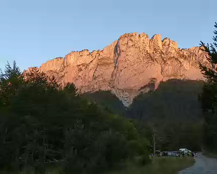 Marche d'approche vers le Mt Aiguille Le mont Aiguille, localisé sur la commune de Chichilianne, est une dent avancée de la falaise orientale du massif du Vercors, à la limite du Trièves, au sud du...