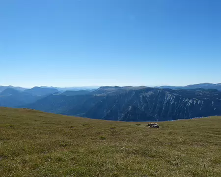 Emplacement de bivouac, au somet du Mt Aiguille Le mont Aiguille, localisé sur la commune de Chichilianne, est une dent avancée de la falaise orientale du massif du Vercors, à la limite du Trièves, au sud du...