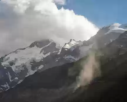 PXL029 Le Piz Bernina dans les nuages, la Bianco Grat, le Piz Prieolus (3610 m) et le Piz Morteratsch (3751 m) vus depuis le Nord