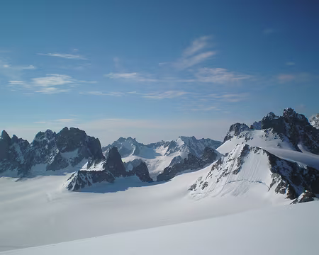 PXL009 de gauche à droite: tête de Biselx, fin des Aiguilles dorées , fenêtre de Saleinaz, tête Blanche devant la petite Fourche et la grande Fourche.