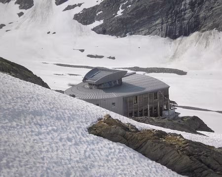 PXL054 le refuge (2602 m )