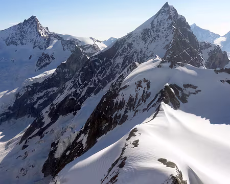 PXL037 retour sur l’arête neigeuse avec le Zinalrothorn au fond à gauche