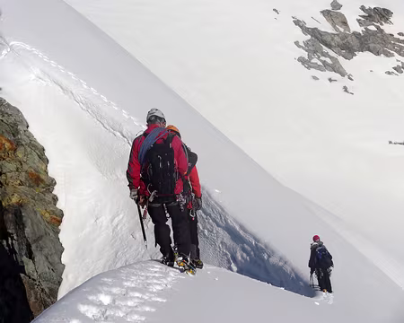 PXL071 Nous irons bien voir jusqu'où vont les traces mais la partie rocher ne nous plait guère.Finalement nous ferons une trace toute neuve dans la neige