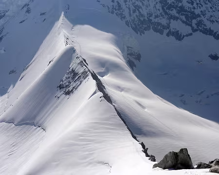 PXL075 l’arête du Blanc avec en contre bas notre trace de montée