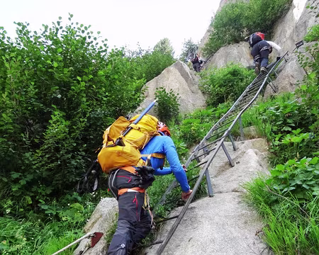 PXL000 Dans les premières échelles conduisant au refuge de la Charpoua