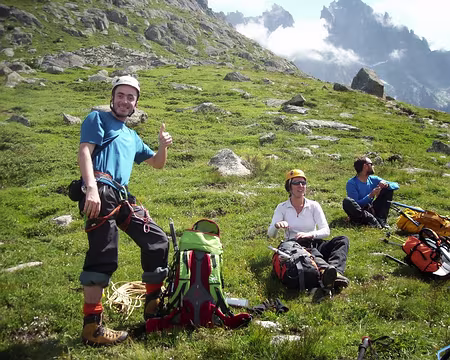 PXL002 Pause en montant au refuge de la Charpoua - Au fond l'Aiguille du Moine