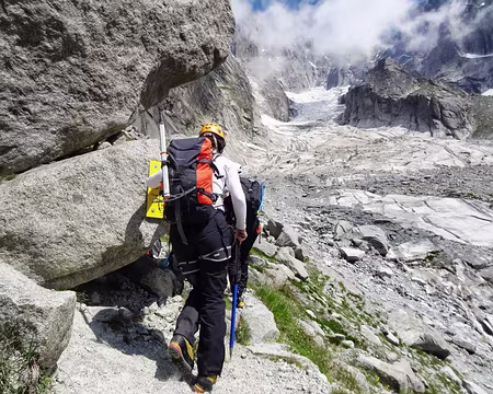 PXL003 En montant au refuge de la Charpoua - Traversée sous le glacier du même nom