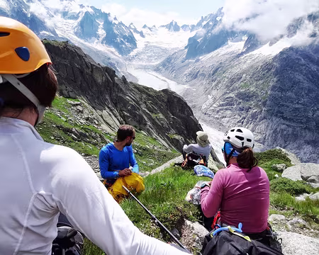 PXL006 Pause sur la moraine conduisant au refuge de la Charpoua - Au fond le glacier du Géant et la TourRonde