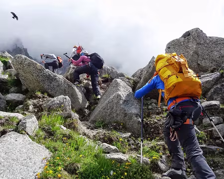 PXL007 Sur la pénible moraine conduisant au refuge de la Charpoua