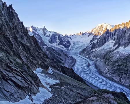PXL014 La Dent du Géant, les séracs du Géant, le Mt Blanc et la Mer de Glace avec ses bandes de Forbes vus du refuge de la Charpoua