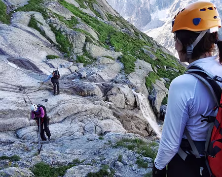 PXL028 En route vers le refuge du Couvercle par le sentier des balcons; traversée de torrent délicate