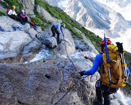 PXL029 En route vers le refuge du Couvercle par le sentier des balcons; traversée de torrent délicate