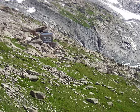PXL030 En route vers le refuge du Couvercle par le sentier des balcons; Enfin le refuge Au fond le jardin de Talèfre bien triste désormais
